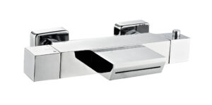 Thermostatische badmengkraan met waterval uitloop
