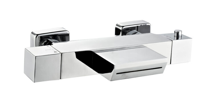 Thermostatische badmengkraan met waterval uitloop