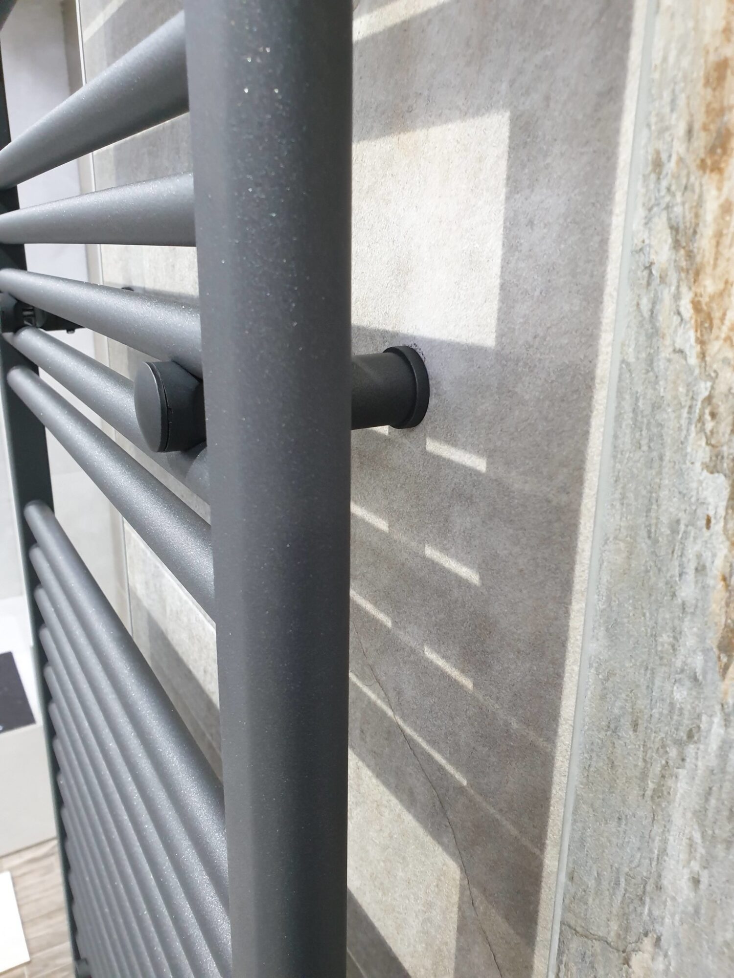 Radiator Lydia Grafiet detail
