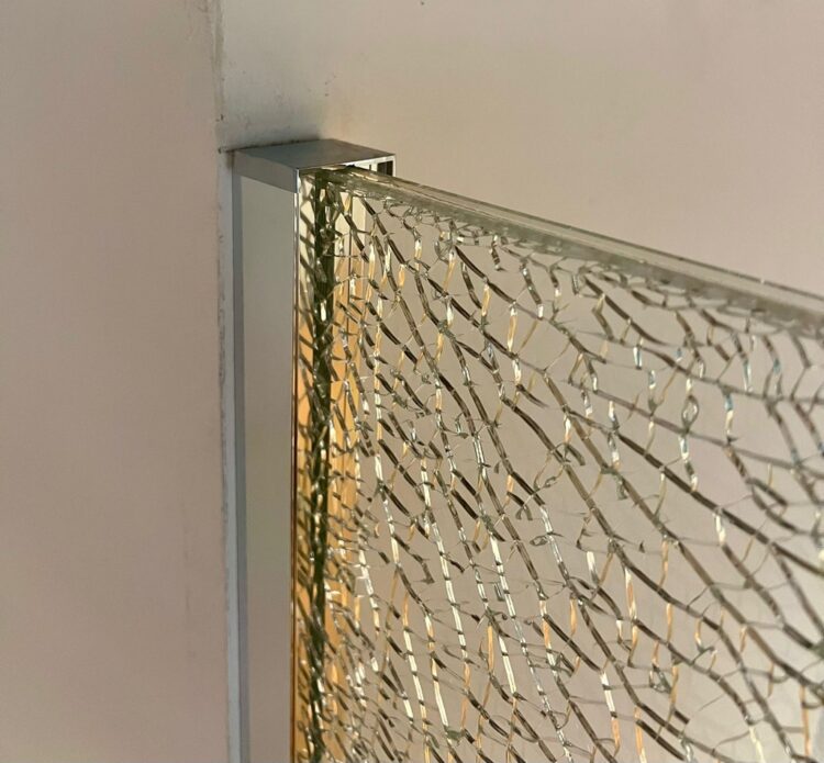 Inloopdouche met gebroken glas close