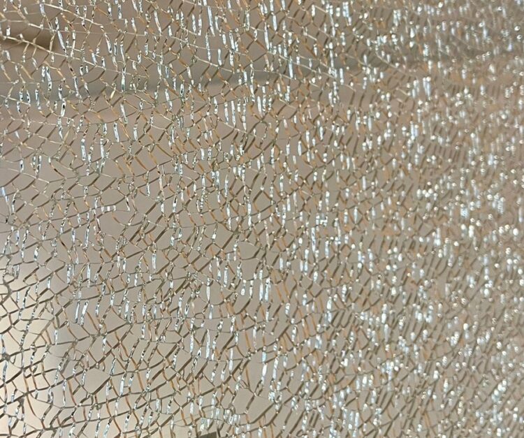 Inloopdouche met gebroken glas close up
