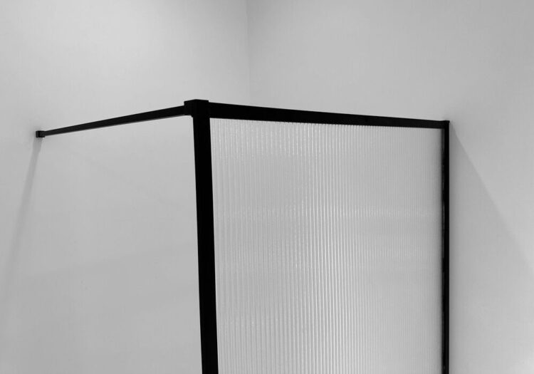 Inloopdouche met geribbeld glas zwarte profielen