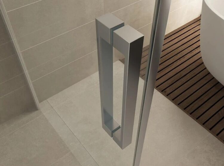Chroom douchecabine met draaideur handvat