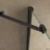 Zwarte douchecabine met draaideur stabilisatiestang